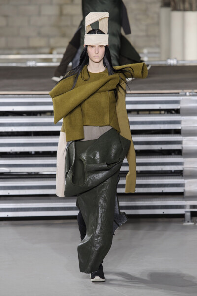 RICK OWENS FALL 2017 FASHION SHOW