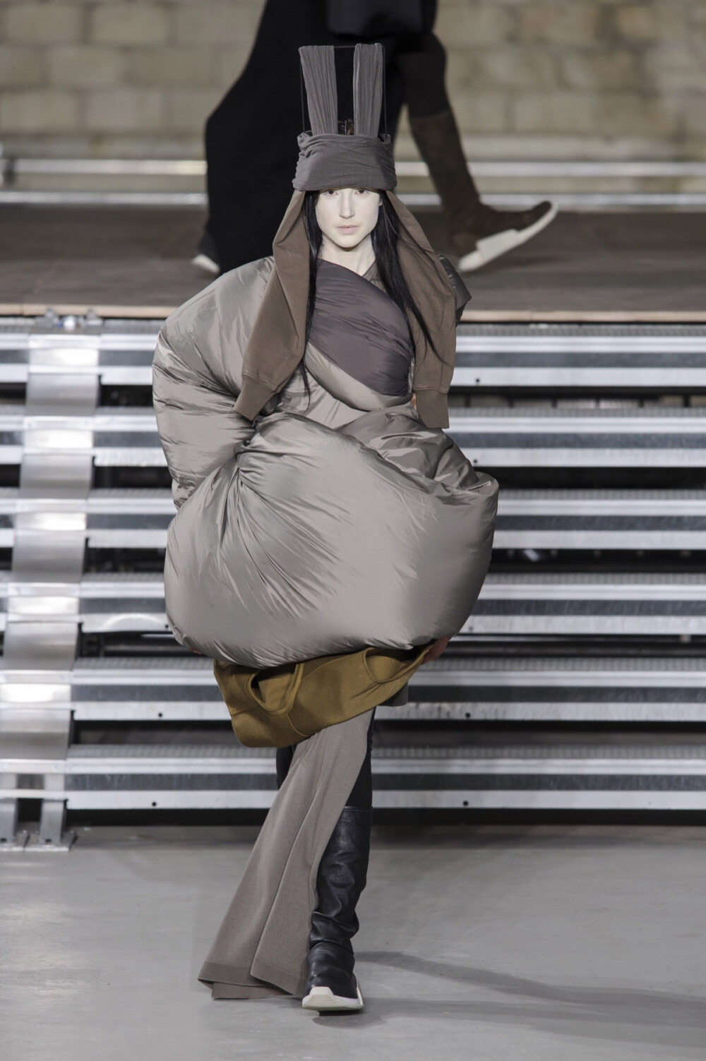 RICK OWENS FALL 2017 FASHION SHOW