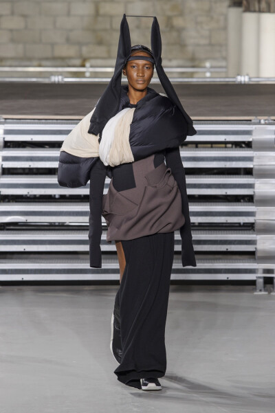 RICK OWENS FALL 2017 FASHION SHOW