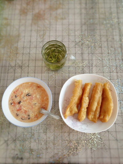 西红柿鸡蛋疙瘩汤+油条+清茶