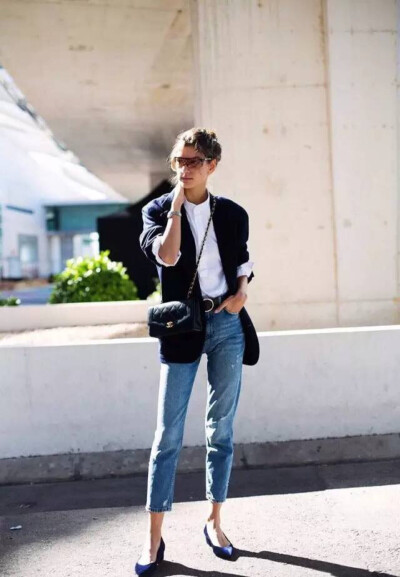 Black blazer + white shirt + 9 jeans + high heels 