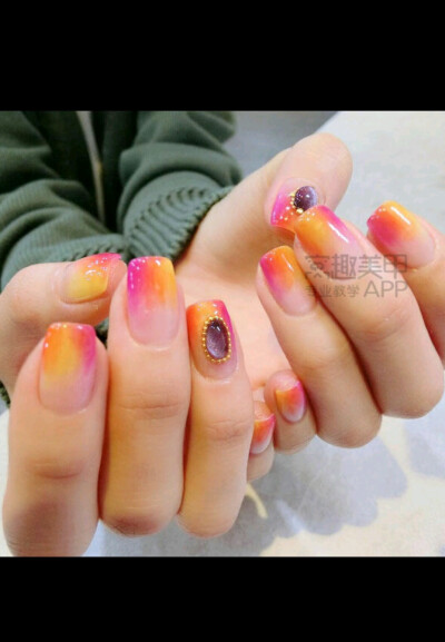 多色渐变美甲