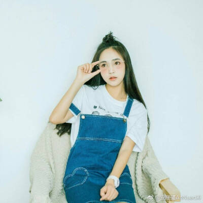 安暖曦AnNuanXi图片源于微博。女生头像。