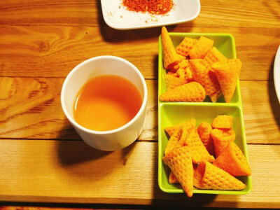 春天是个适合喝茉莉花茶的好季节。一般的规律：春天花茶，夏天绿茶，秋天青茶，冬天红茶。