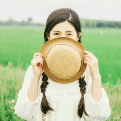 安暖曦AnNuanXi图片源于微博。女生头像。