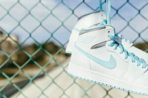 Jordan Brand 日前为 Air Jordan 1 带来了一款女生独占配色 "Still Blue"。相信看过图片之后不少女生定会被这清新的色调所吸引，鞋款整体采用白色为基调，同时融入少许蓝色营造柔美之感，并于鞋领处辅以银色进行装点，最后搭载白色中底及蓝色橡胶外底呼应主题。据悉，这双 Air Jordan 1 GS "Still Blue" 目前已正式上架，喜欢的朋友还请不要错过哦！
