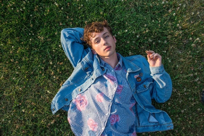 #Troye Sivan# 戳爷入选福布斯2017年度30位（30岁以下）杰出音乐人！戳爷特地贡献了一张自拍感谢 眼睛里有万丈星辰还有脸上的绒毛好软 ​​​​