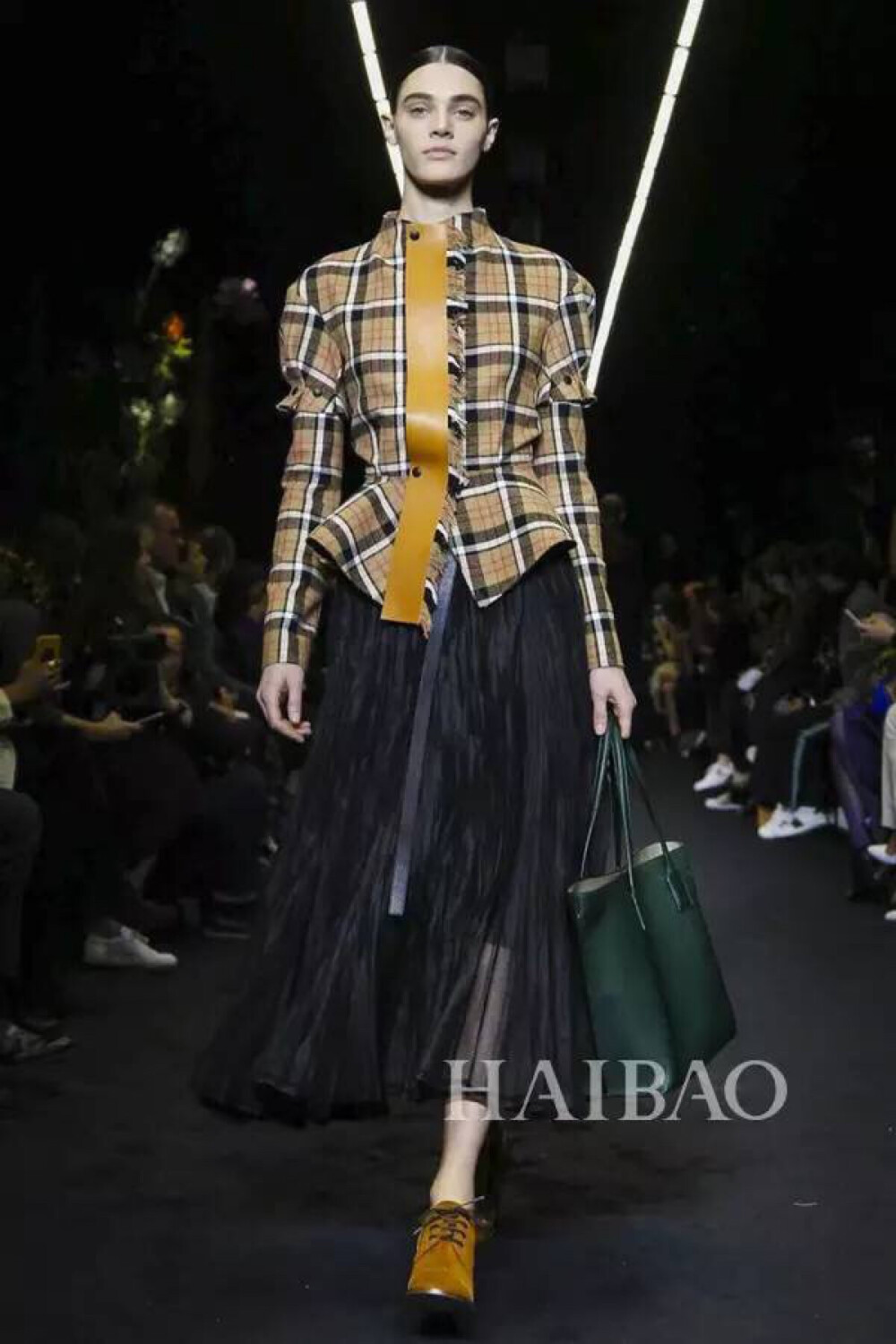 2017秋冬巴黎时装周：罗意威 (Loewe) 