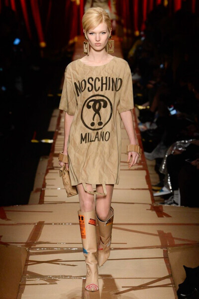 Moschino 2017 秋冬高级成衣 本季系列设计师使用了日常生活中弃之不用的商品包装元素，纸箱上的运输符号、缠绕的封箱胶带、不同面料表现的包装纸以及混乱感拼接的广告图案，充满态度与趣味～