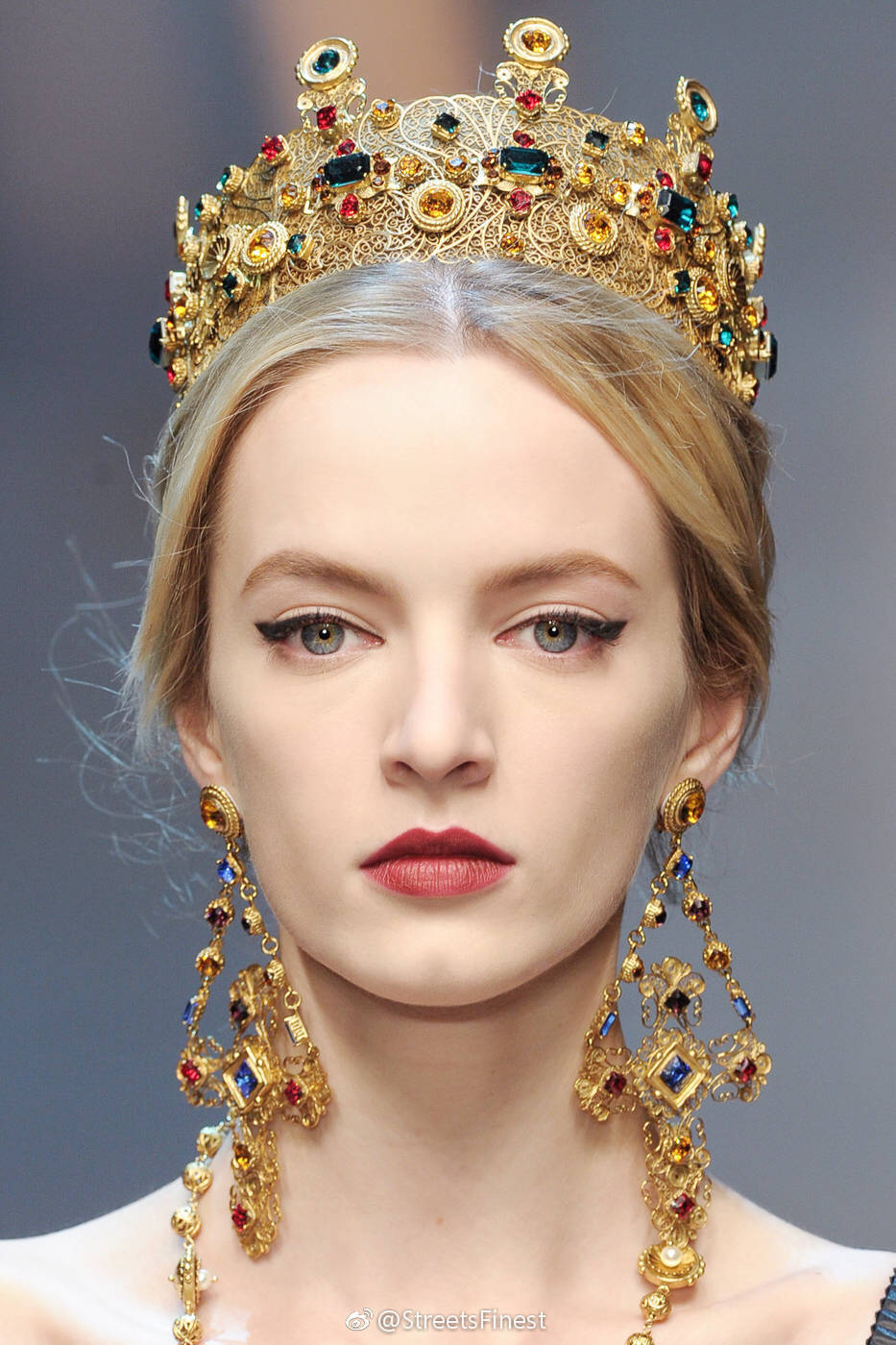 Daria Strokous在Dolce&Gabbana F/W 2013的经典造型.
好美