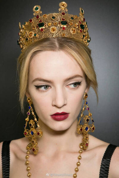 Daria Strokous在Dolce&Gabbana F/W 2013的经典造型.
好美