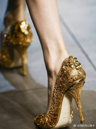 Daria Strokous在Dolce&Gabbana F/W 2013的经典造型.
好美