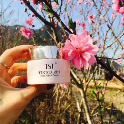 冻膜
tst张庭和林大哥创立的中国明星品牌 护肤品化妆品应有尽有 纯植物 老少孕妇皆可使用