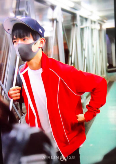 #易烊千玺 #TFBOYS 机场饭拍 高清 帅气 时尚担当易烊千玺