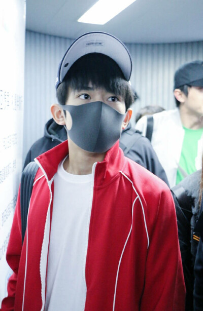 #易烊千玺 #TFBOYS 机场饭拍 高清 帅气 时尚担当易烊千玺