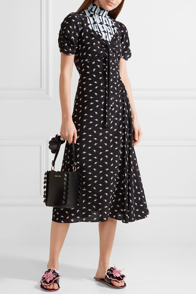 Miu Miu 这款拖鞋以双色漆皮于意大利制成，串珠缀饰花卉贴花和扇贝边细节柔美可人，是 2017 春夏系列的必购单品。不妨搭配印花连衣裙。