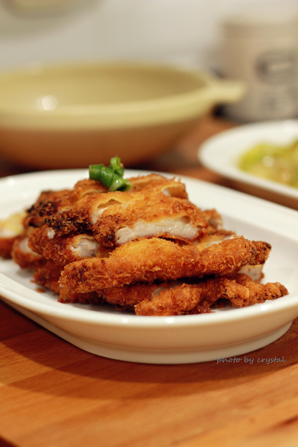 那日晚餐，酥脆猪排沾甜辣酱，蒜泥蚝汁炒儿菜，培根红薯粉丝煲