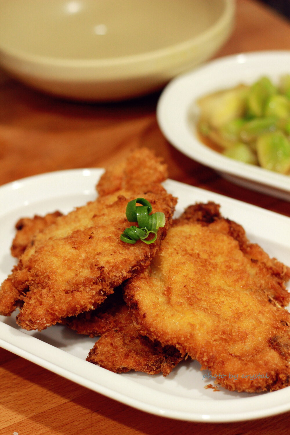 那日晚餐，酥脆猪排沾甜辣酱，蒜泥蚝汁炒儿菜，培根红薯粉丝煲