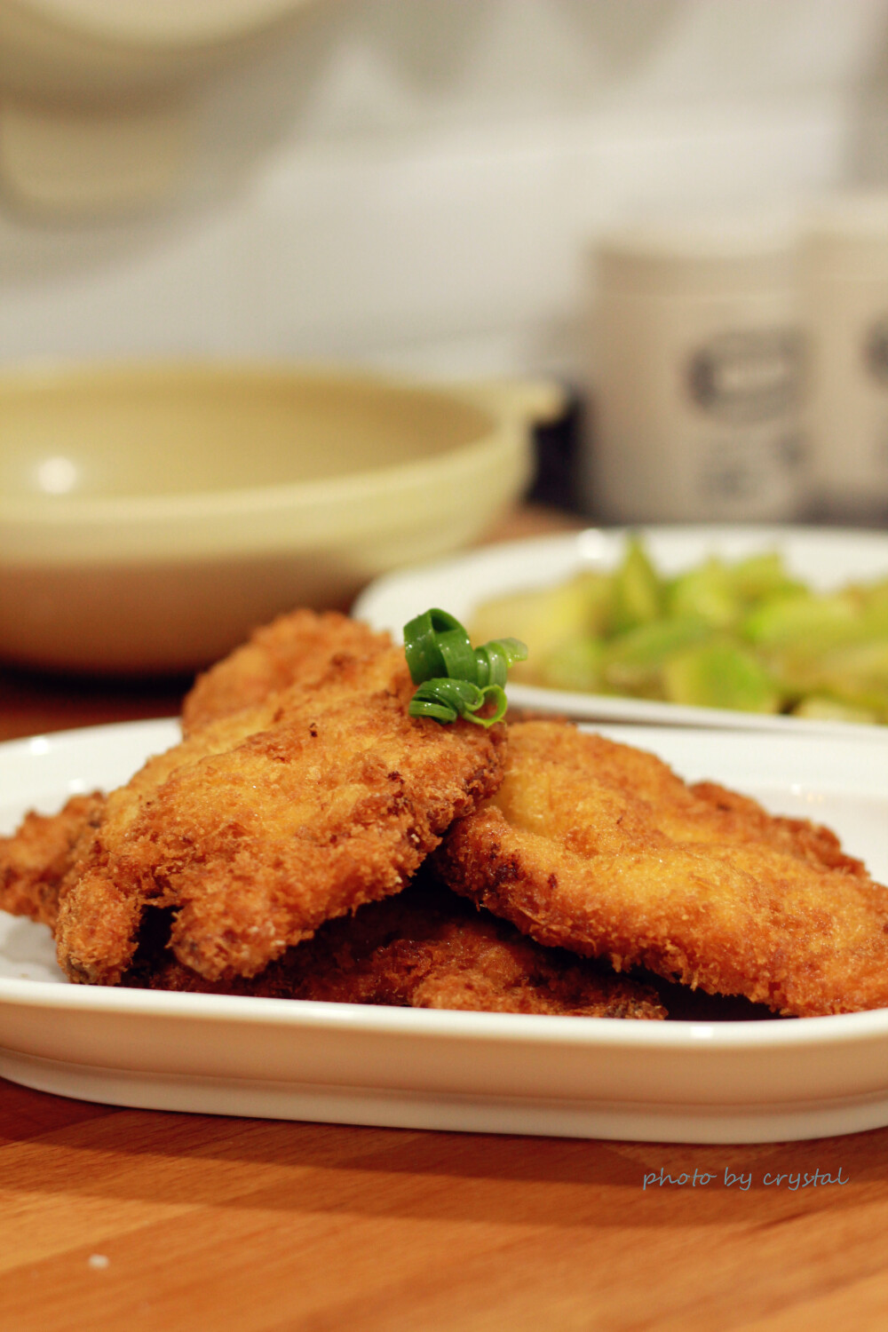 那日晚餐，酥脆猪排沾甜辣酱，蒜泥蚝汁炒儿菜，培根红薯粉丝煲