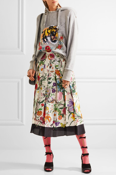 Gucci 创意总监 Alessandro Michele 在 2017 春夏系列中，将 15 世纪文艺复兴时期的威尼斯作为灵感来源。这款过膝长袜采用亮粉色弹力蕾丝精制而成，黑色天鹅绒蝴蝶结饰则营造出钥匙孔式挖剪细节。不妨参考品牌造型，…