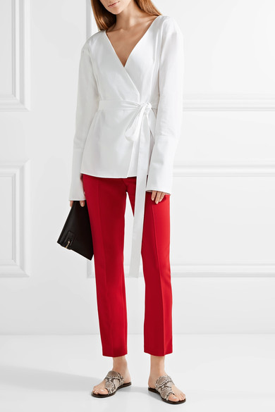 女星 Rebecca Hall 曾打破曳地美裙的传统定式，以帅气的 Rosetta Getty 裤装亮相柏林电影节，令众人眼前一亮。这款正红色紧身九分裤出自品牌极简主义风格的 2017 春夏系列。单品选用弹力卡迪面料精裁而成，利落的裤身压痕则凸显纤细修长的腿型。不妨搭配白色衬衫和拖鞋，或套穿在配套连衣裙之内。