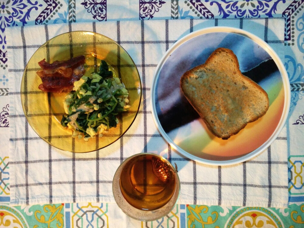 brunch：培根+菠菜炒鸡蛋佐全麦面包配功夫红茶