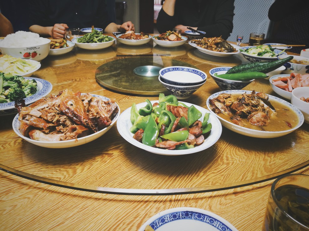 年夜饭，为了一家能坐下好加菜，特意准备了饭店的大圆桌?！泄说募彝ス勰? id=