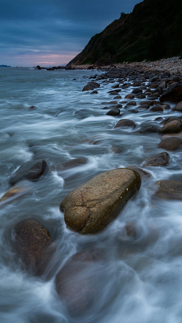 东临碣石，以观沧海。水何澹澹，山岛竦峙。