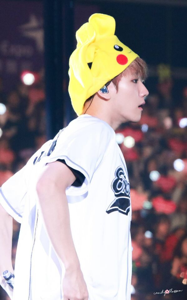 边伯贤，1992年5月6日生于韩国京畿道富川市，韩国男歌手、演员，男子演唱组合EXO成员。