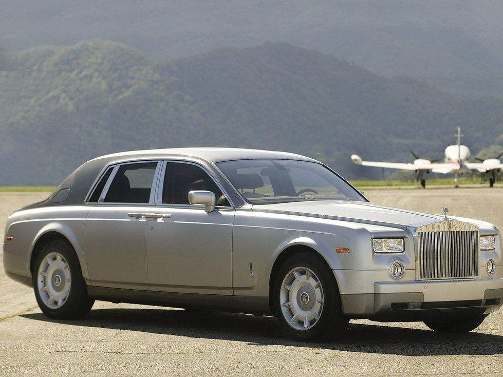 劳斯莱斯幻影（Rolls-Royce Phantom）是劳斯莱斯被宝马（BMW）收购后推出的第一个产品，通过铝的使用，庞大的车身还不到2.5吨重，再加上6.7升V12发动机与六速自动变速箱的通力合作，幻影0-100Km/h的加速不到6秒，出于对安全的考虑最高时速被限制在240Km/h。