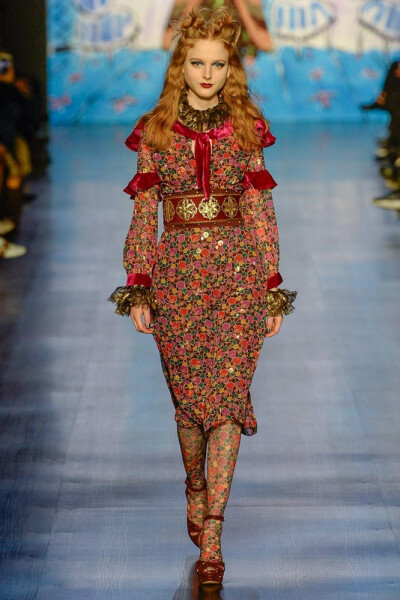 Anna Sui 2017 秋冬高级成衣 设计师从来不掩饰对色彩和繁复印花的喜爱，这一场奢华大秀让模特们全都变身“小龙人”，更有大表姐刘雯的精彩亮相，俏皮的发型与复古华丽的裙装，才是绝配～