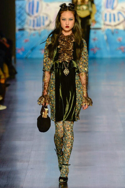 Anna Sui 2017 秋冬高级成衣 设计师从来不掩饰对色彩和繁复印花的喜爱，这一场奢华大秀让模特们全都变身“小龙人”，更有大表姐刘雯的精彩亮相，俏皮的发型与复古华丽的裙装，才是绝配～