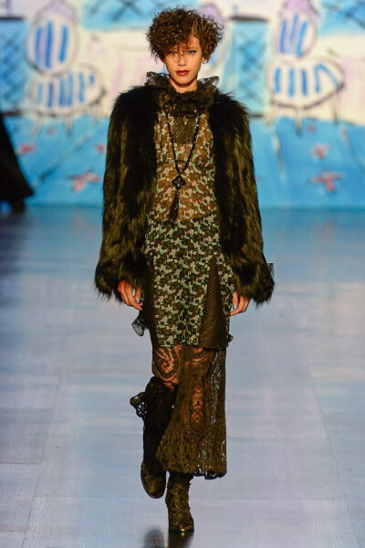 Anna Sui 2017 秋冬高级成衣 设计师从来不掩饰对色彩和繁复印花的喜爱，这一场奢华大秀让模特们全都变身“小龙人”，更有大表姐刘雯的精彩亮相，俏皮的发型与复古华丽的裙装，才是绝配～