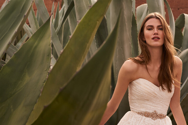 美国知名婚纱品牌 BHLDN 2017「Oasis 绿洲」新波希米亚风格婚纱广告大片 品牌于摩洛哥的马拉喀什取景拍摄，新季婚纱将现代风格与波希米亚风格结合，简洁的线条和圆润的剪裁，带来新一季极简主义婚纱礼服～