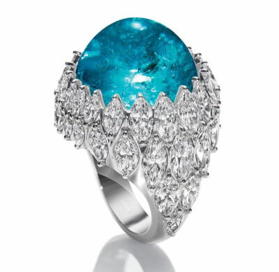 One-of-a-kind 戒指，from Harry Winston collection
主石为一颗 Paraiba 碧玺，戒托镶满榄尖形切割钻石。
