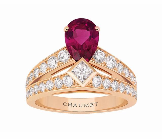 Josephine 玫瑰金戒指，from Chaumet collection
主石为一颗梨形切割碧玺，以一颗公主方切割钻石衬托，双环戒托采用钻石镶饰。
