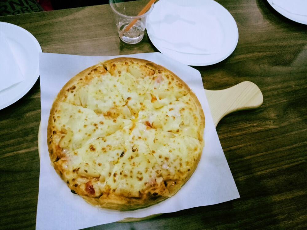 特别喜欢吃这家店里的Pizza菠萝和火腿的碰撞，吃起来又不会很腻