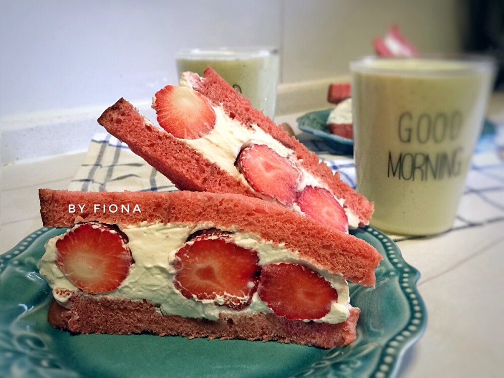 20170310早！今日早餐美极了，因为有宝宝送的草莓，正好配我的草莓酱吐司做这个三明治！不过事实证明我太贪心了，还用牛油果和香蕉牛奶榨了奶昔，喝起来也是creamy口感，总结就是下次再做这个三明治，一定配一杯苦咖啡或者茶才是最完美！#每日两人份早餐ByFiona# #Fiona的小厨房#