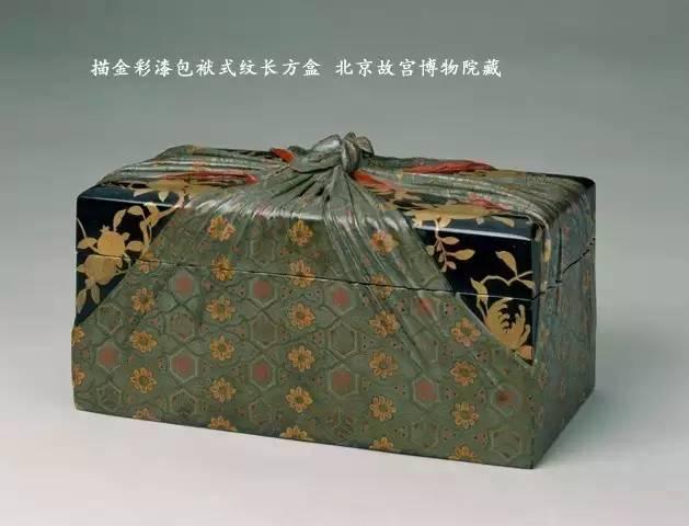 （清）描金彩漆包袱式纹长盒
北京故宫博物院藏品