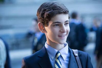 David Mazouz，2001年2月19日出生于洛杉矶，美国演员。他自出道以来参演了多部影视剧作品，代表作品有《触摸未来》、《哥谭》等。
