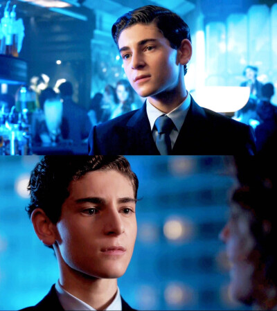 David Mazouz，2001年2月19日出生于洛杉矶，美国演员。他自出道以来参演了多部影视剧作品，代表作品有《触摸未来》、《哥谭》等。
