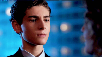 David Mazouz，2001年2月19日出生于洛杉矶，美国演员。他自出道以来参演了多部影视剧作品，代表作品有《触摸未来》、《哥谭》等。
