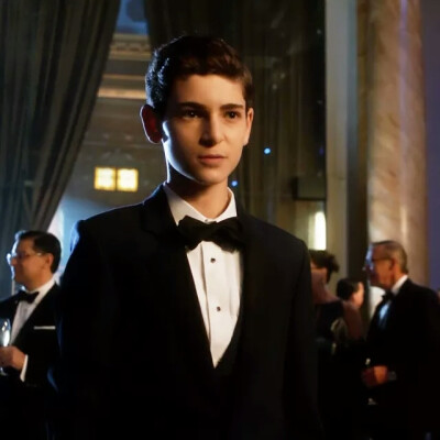 David Mazouz，2001年2月19日出生于洛杉矶，美国演员。他自出道以来参演了多部影视剧作品，代表作品有《触摸未来》、《哥谭》等。
