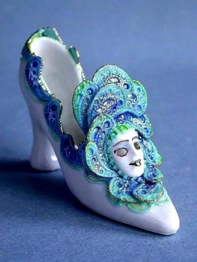 绣花瓷鞋