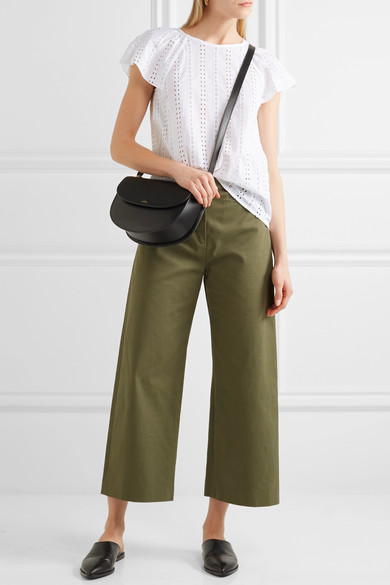 A.P.C. Atelier de Production et de Création 这款 “Mina” 白色上衣素雅而低调，不经意间已稳稳占据你春夏衣橱的一角。它采用轻盈透气的马德拉刺绣纯棉制成，柔美的荷叶边短袖和精致的背部钥匙孔式开口，则为单品…