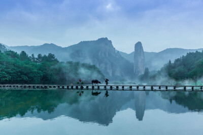 人行明镜中，鸟度屏风里 … 