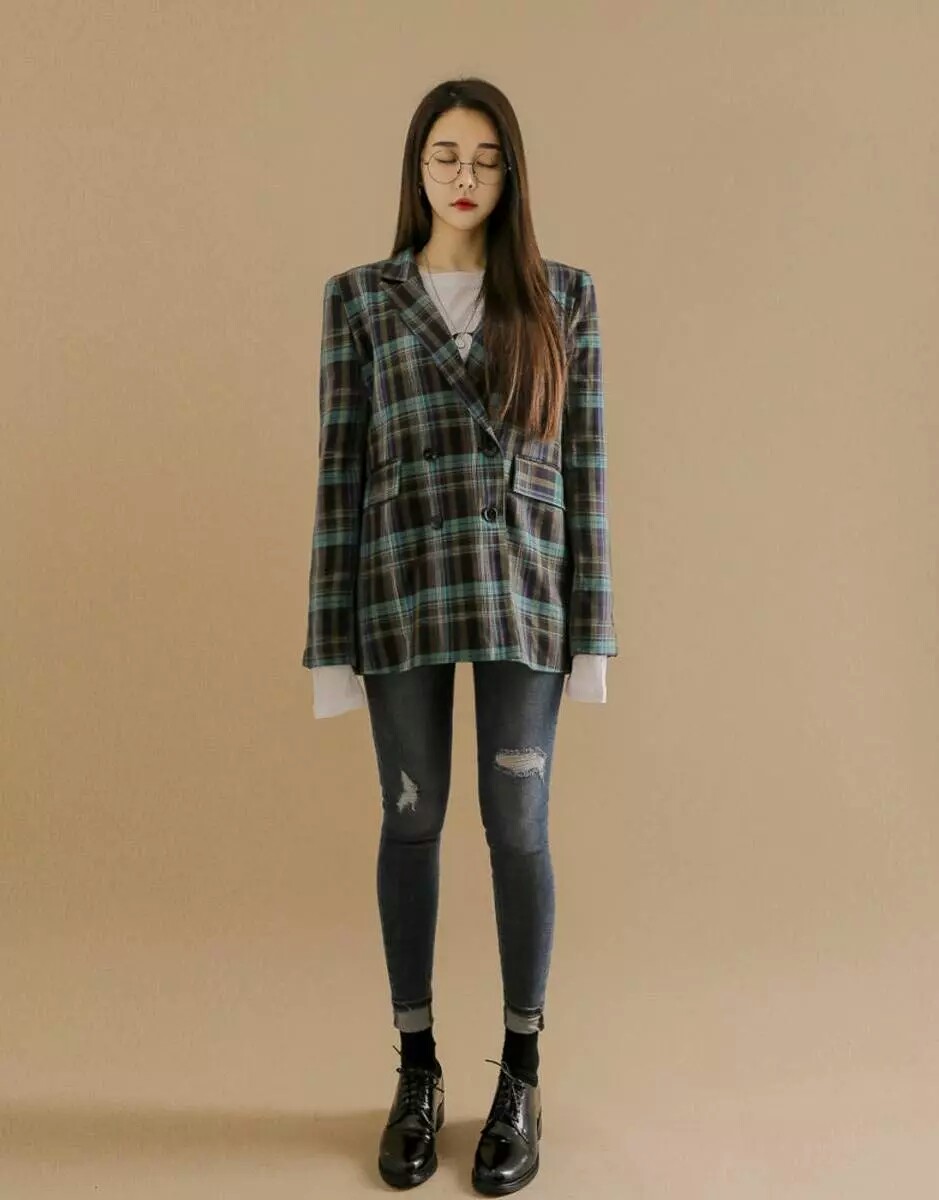 高冷都市风女生简约春季穿着模特身高160cm