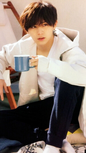 学年历  32的部分！
超好看啊平成扛把子山田凉介！！这个动作好苏的！
(づ｡◕‿‿◕｡)づ