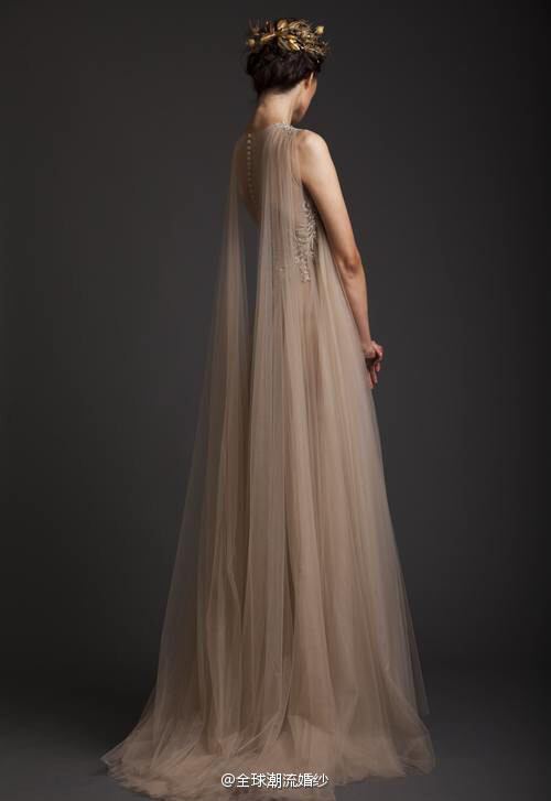 Krikor Jabotian 2014 SS｜师从Elie Saab的黎巴嫩年轻设计师Krikor Jabotian，设计的这一系列充满了高傲又奢华的宫廷女王气势，美die了~ ​