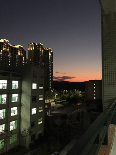 冬天时候的学校 夕阳无限好 只是近黄昏